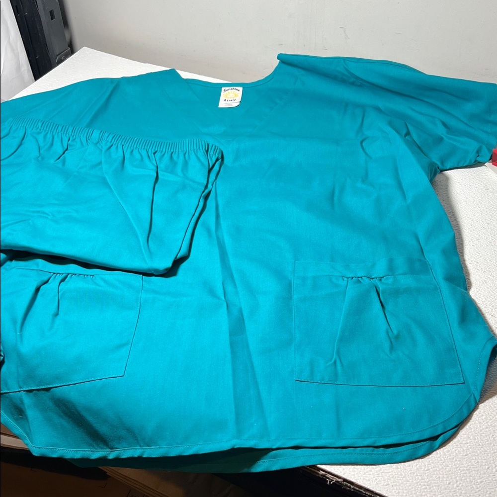 New Sunshine Alley Teal Scrub Top w/Pockets and Matching Pants